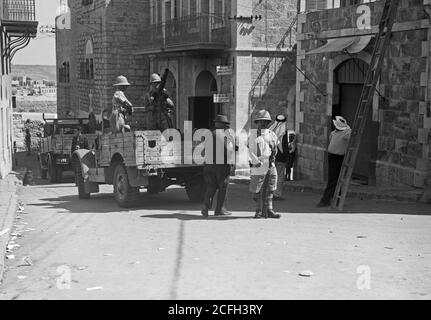 Casernes de police de Bethléem et bureau de poste incendiés par les rebelles arabes ca. 1938 Banque D'Images