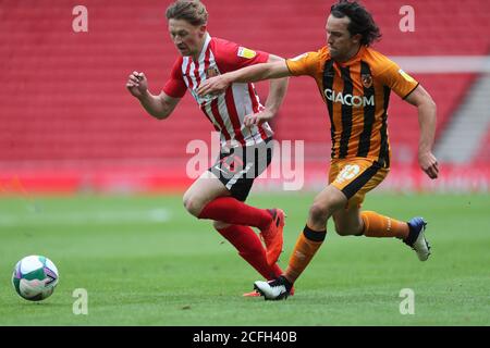 SUNDERLAND, ANGLETERRE. 5 SEPTEMBRE Denver Hume of Sunderland en action avec George Honeyman de Hull City pendant le match de la Carabao Cup entre Sunderland et Hull City au stade de Light, Sunderland. (Credit: Mark Fletcher | MI News) Credit: MI News & Sport /Alay Live News Banque D'Images