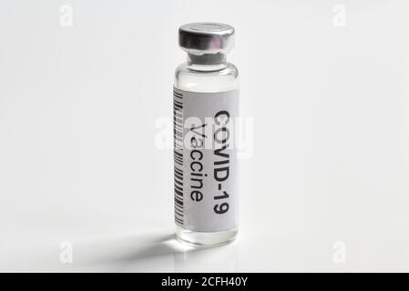 Vaccin contre le coronavirus COVID-19 sur fond blanc, flacon contenant le vaccin contre le coronavirus du COV-SRAS-2. Concept de médecine, essai clinique de vaccin et Banque D'Images