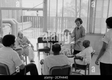 Rosalynn carter travaille avec le personnel et les patients de l'Hôpital général de DC. CA. 16 mai 1978 Banque D'Images