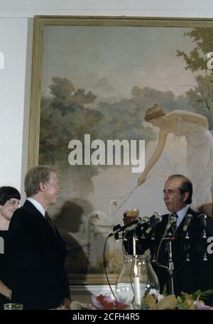 Le président Carlos Perez fait le toast à Jimmy carter lors d'une visite d'État au Venezuela. 03/28/1978 Banque D'Images