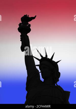 La Statue de la liberté est une sculpture néoclassique colossale sur Liberty Island, dans le port de New York, dans la ville de New York, aux États-Unis, avec une gale Banque D'Images