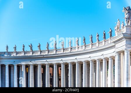 Colonnade Doric avec statues de saints sur le dessus. Place Saint-Pierre, Cité du Vatican. Banque D'Images