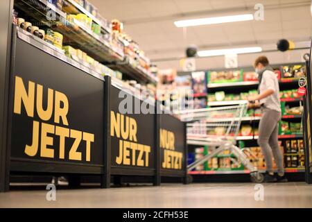 Malchin, Allemagne. 03ème septembre 2020. Un client se rend dans une succursale de la chaîne de distribution Netto APS & Co. KG le long des étagères. La première succursale a ouvert il y a 30 ans à Vorpommern. En attendant, l'entreprise est l'une des plus importantes du nord-est de l'Allemagne, avec environ 6000 employés. Jusqu'à présent, l'escompteur a été représenté 112 fois dans le Land de Mecklembourg-Poméranie occidentale, 143 fois à Berlin et dans le Land de Brandebourg ainsi qu'en Saxe, Saxe-Anhalt, Basse-Saxe, Hambourg et Schleswig-Holstein. (Pour dpa, « seule la chaîne de distribution MV veut se développer - Corona Crisis apporte plus ») Credit: D/dpa/Alamy Live News Banque D'Images