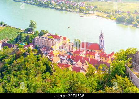 Vue panoramique sur le village de Durnstein, vallée de Wachau du Danube, Autriche. Banque D'Images