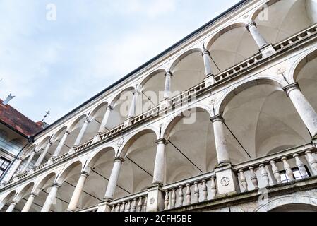 JINDRICHUV HRADEC, RÉPUBLIQUE TCHÈQUE - 27 JUILLET 2019 : grandes arcades - arches de renaissance blanches sur la troisième cour du château de Jindrichuv Hradec à Jindrichuv Hradec, République tchèque. Banque D'Images