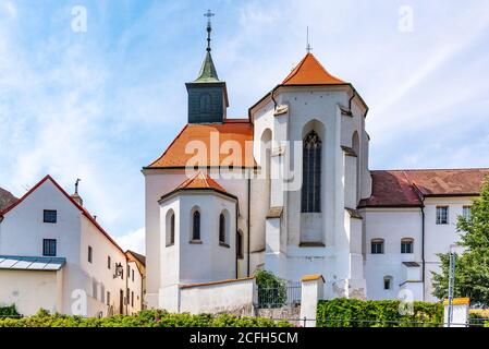 Église Saint-Jean-Baptiste et monastère de Minorite à Jindrichuv Hradec, République tchèque. Banque D'Images