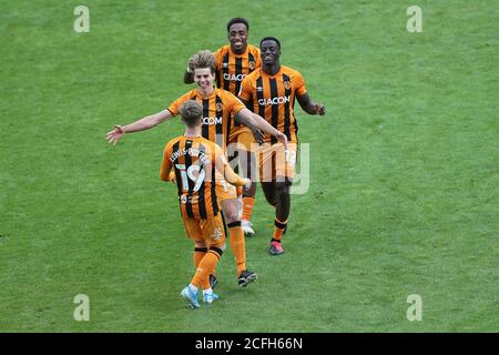 SUNDERLAND, ANGLETERRE. LE 5 SEPTEMBRE, Martin Samuelsen, de Hull City, Mallik Wilks et Josh Emmanuel se précipitent pour féliciter Keane Lewis-Potter après sa peine leur a donné la victoire lors du match de la Carabao Cup entre Sunderland et Hull City au stade de Light, Sunderland. (Credit: Mark Fletcher | MI News) Credit: MI News & Sport /Alay Live News Banque D'Images