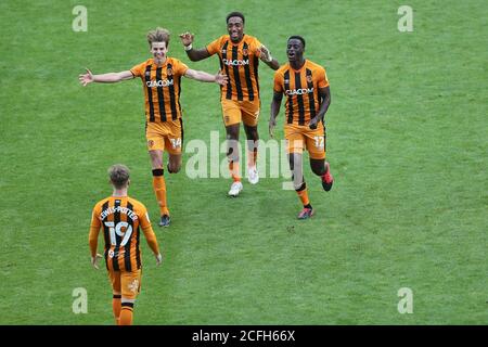 SUNDERLAND, ANGLETERRE. LE 5 SEPTEMBRE, Martin Samuelsen, de Hull City, Mallik Wilks et Josh Emmanuel se précipitent pour féliciter Keane Lewis-Potter après sa peine leur a donné la victoire lors du match de la Carabao Cup entre Sunderland et Hull City au stade de Light, Sunderland. (Credit: Mark Fletcher | MI News) Credit: MI News & Sport /Alay Live News Banque D'Images