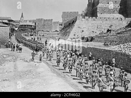 Troubles de la Palestine 1936. La parade de la garde Scots précédée par la bande ca. 1936 Banque D'Images