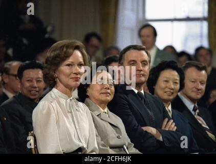 « Rosalynn carter, Madame Zhuo Lin et Walter Mondale lors de la cérémonie de signature sino-américaine. CA. 01/31/1979' Banque D'Images