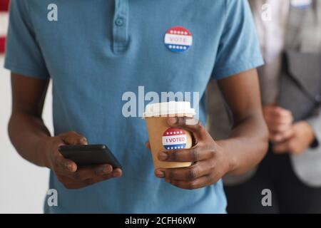 Portrait de mi-section du jeune homme afro-américain avec moi A VOTÉ autocollant debout au bureau de vote le jour de l'élection, l'espace de copie Banque D'Images