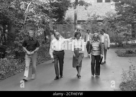 Jimmy carter Menahem Begin Rosalynn carter et Mme Begin faites une promenade au Camp David. CA. 7 septembre 1978 Banque D'Images