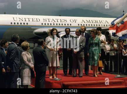 « Rosalynn carter s'adressant à une foule lors de sa cérémonie d'accueil à San Jose, Costa Rica. CA. 06/01/1977' Banque D'Images