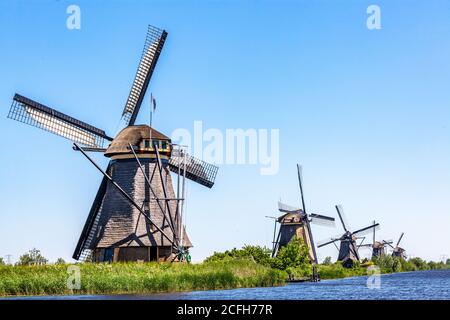 moulins à vent néerlandais dans la holland de kinderdijk utilisés pour moudre la farine Banque D'Images