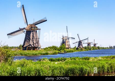 moulins à vent néerlandais dans la holland de kinderdijk utilisés pour moudre la farine Banque D'Images