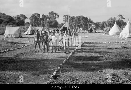 Histoire du Moyen-Orient - la saison d'époque Zikh'ron ya'aqov juillet 24 1939. Les campeurs marchent hors du camp en se présentant aux vignobles Banque D'Images