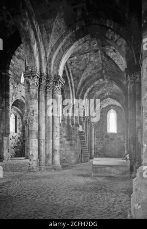 Histoire du Moyen-Orient - Tartous. La cathédrale Crusader. Int[érior] regarde S.W. .Â ; int[érior] regarde S.E. avec sarcophage Banque D'Images