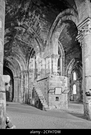 Histoire du Moyen-Orient - Tartous. La cathédrale Crusader. Int[érior] regarde S.W. .Â ; int[érior] regarde S.E. avec sarcophage Banque D'Images