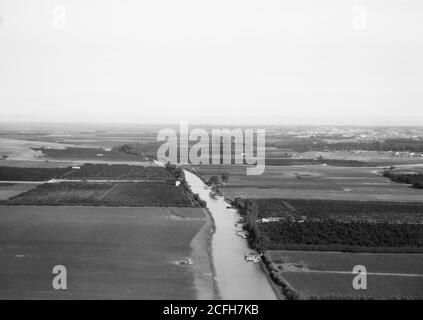 Légende originale : vues aériennes sur la Palestine. Jaffa Auji River et Levant Fair. Rivière Auji. En regardant vers l'est le long du ruisseau - emplacement: CA. 1932 Banque D'Images