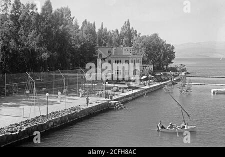 Légende originale : Lido Tiberias et Mt. Hermon. Le Lido de Galilée. Vue générale - emplacement: Israël ca. 1938 Banque D'Images