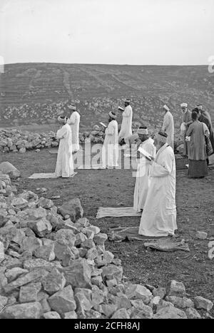 Légende originale: La Pâque Samaritaine sur Mt. Gerizim. Prier debout. - emplacement: Cisjordanie ca. 1900 Banque D'Images