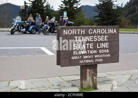 Un panneau sur la ligne d'État de Caroline du Nord et du Tennessee au parc national des Great Smoky Mountains aux États-Unis. Banque D'Images