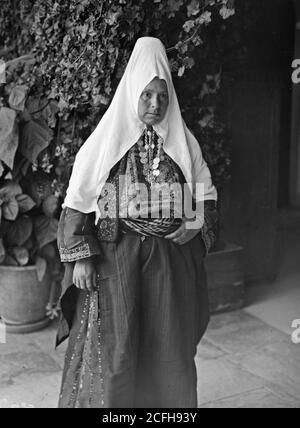 Légende originale: Costumes personnages etc Bethlehem femme - emplacement: Cisjordanie--Bethléem ca. 1900 Banque D'Images