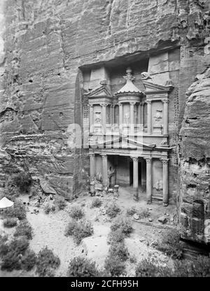 Légende originale: Petra el-Kazne [i.e. el-Khazne] - lieu: Petra Jordan ca. 1898-1946 Banque D'Images