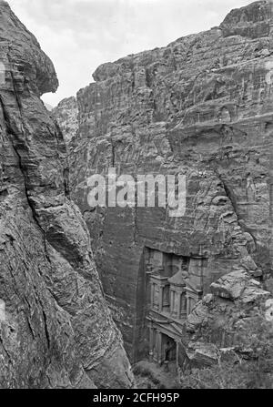 Légende originale: Petra. Khazne avec ravin de N.E. - lieu: Petra Jordan ca. 1940-1946 Banque D'Images