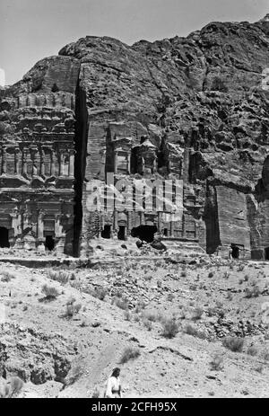 Légende originale: Petra in Transjordan. Tombe corinthienne - emplacement: Petra Jordan ca. 1900 Banque D'Images