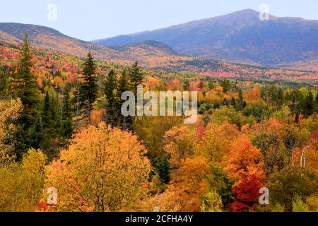 Vue à couper le souffle sur le sommet accidenté du Mont Washington dans le parc national de White Mountain du New Hampshire, entouré d'un feuillage d'automne coloré. Banque D'Images