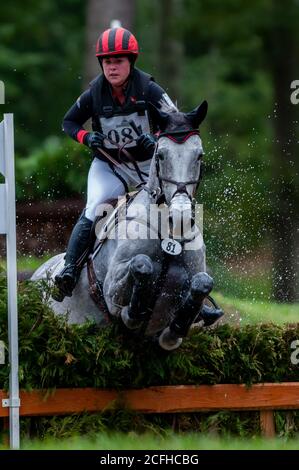 Raeford, Caroline du Nord, États-Unis. 5 septembre 2020. 5 sept. 2020 - Raeford, Caroline du Nord, États-Unis - ANDI LAWRENCE Riding Cooley Northern Mist récupère pour une combinaison de saut après un atterrissage dur et en sortant de ses saumurs pendant le cross-country au Five points Horse Trials, le 5 septembre 2020 au Carolina Horse Park à Raeford, en Caroline du Nord L'épreuve de cheval se compose de trois tests distincts - dressage, cross-country, et le saut de spectacle, qui ont généralement lieu sur un ou deux jours. Les concurrents doivent monter le même cheval tout au long de chaque événement. Les essais de chevaux de cinq points attirent les cavaliers et leurs chevaux fr Banque D'Images