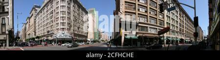 Los Angeles, Californie, États-Unis - septembre 2003 : vue panoramique à 180 degrés de la 7e rue à Hill Street dans le centre-ville de Los Angeles. Banque D'Images