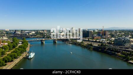 Bâtiments de Portland, Oregon, le long de la rivière Willamette, photo de drone Banque D'Images