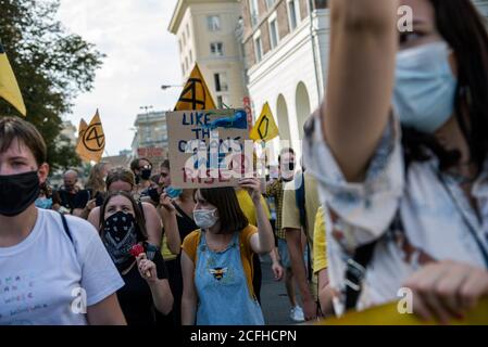 Un manifestant a tenu une écriteau disant, comme les océans que nous montons, pendant le mois de mars.quatre marches ont traversé Varsovie, dont les participants ont protesté contre la passivité des politiciens face au changement climatique. Chaque marche avait sa propre couleur, symbolisant les quatre vagues: L'amour, la tristesse, la rébellion et l'espoir. À la tête de la marche de la « révolte vague » se trouvaient des bannières avec les slogans : « Climate Alarm » et « We are Rebelling to live ». La Grande Marche pour le climat est le début des événements organisés dans le monde entier par les militants de la rébellion d'extinction. L'événement en Pologne s'appelle la « rébellion de 2020 ». T Banque D'Images