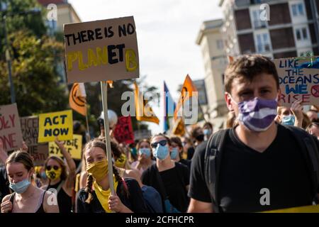 Un manifestant a tenu une écriteau pendant le mois de mars. Quatre marches ont traversé Varsovie, dont les participants ont protesté contre la passivité des politiciens face au changement climatique. Chaque marche avait sa propre couleur, symbolisant les quatre vagues: L'amour, la tristesse, la rébellion et l'espoir. À la tête de la marche de la « révolte vague » se trouvaient des bannières avec les slogans : « Climate Alarm » et « We are Rebelling to live ». La Grande Marche pour le climat est le début des événements organisés dans le monde entier par les militants de la rébellion d'extinction. L'événement en Pologne s'appelle la « rébellion de 2020 ». L'objectif des actions est de p Banque D'Images