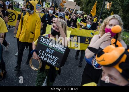 Un manifestant a tenu une écriteau pendant le mois de mars. Quatre marches ont traversé Varsovie, dont les participants ont protesté contre la passivité des politiciens face au changement climatique. Chaque marche avait sa propre couleur, symbolisant les quatre vagues: L'amour, la tristesse, la rébellion et l'espoir. À la tête de la marche de la « révolte vague » se trouvaient des bannières avec les slogans : « Climate Alarm » et « We are Rebelling to live ». La Grande Marche pour le climat est le début des événements organisés dans le monde entier par les militants de la rébellion d'extinction. L'événement en Pologne s'appelle la « rébellion de 2020 ». L'objectif des actions est de p Banque D'Images