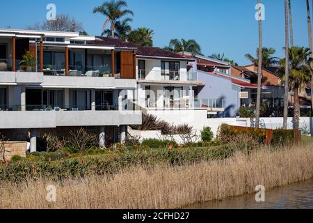 Appartements de luxe avec vue sur l'eau au lac de Narrabea à Sydney, Nouvelle-Galles du Sud, Australie Banque D'Images