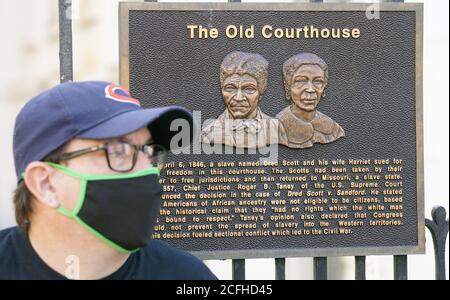 St. Louis, États-Unis. Le 05septembre 2020. Un participant à un rassemblement contre la violence et la haine, se trouve près d'une description de l'ancien palais de justice avant le début de l'événement, à Saint-Louis, le samedi 5 septembre 2020. Photo par Bill Greenblatt/UPI crédit: UPI/Alay Live News Banque D'Images