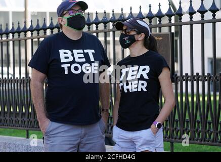 St. Louis, États-Unis. Le 05septembre 2020. Deux participants insistent sur le fait qu'ils sont meilleurs ensemble, lors d'un rassemblement contre la violence et la haine, à l'ancien palais de justice de Saint-Louis, le samedi 5 septembre 2020. Photo par Bill Greenblatt/UPI crédit: UPI/Alay Live News Banque D'Images