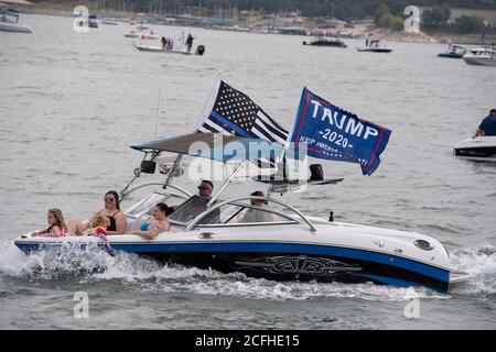 Lakeway, Texas USA 5 septembre 2020 : un défilé de bateaux pour montrer son soutien à la presse américaine Donald Trump a attiré des centaines de motomarines de toutes tailles, la plupart volant de plusieurs drapeaux de Trump. Plusieurs bateaux ont été submergés dans les immenses vagues qui ont été piétinées par les sillages de la flottille, mais aucune blessure n'a été signalée. Crédit : ©Bob Daemmrich/Alamy Live News Banque D'Images