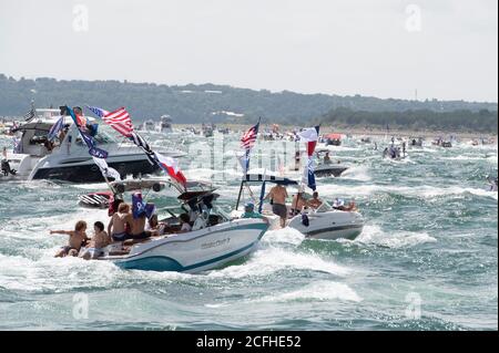 Lakeway, Texas USA 5 septembre 2020 : un défilé de bateaux pour montrer son soutien à la presse américaine Donald Trump a attiré des centaines de motomarines de toutes tailles, la plupart volant de plusieurs drapeaux de Trump. Plusieurs bateaux ont été submergés dans les énormes ébarges qui ont été piétinés par la flottille, mais aucune blessure n'a été signalée. Crédit : ©Bob Daemmrich/Alamy Live News Banque D'Images