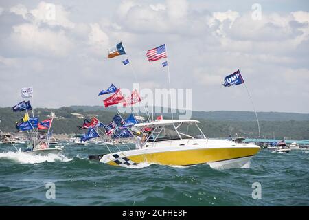 Lakeway, Texas USA 5 septembre 2020 : un défilé de bateaux pour montrer son soutien à la presse américaine Donald Trump a attiré des centaines de motomarines de toutes tailles, la plupart volant de plusieurs drapeaux de Trump. Plusieurs bateaux ont été submergés dans les énormes ébarges qui ont été piétinés par la flottille, mais aucune blessure n'a été signalée. Crédit : ©Bob Daemmrich/Alamy Live News Banque D'Images