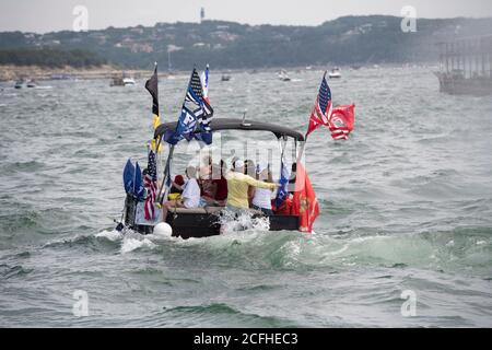 Lakeway, Texas USA 5 septembre 2020 : un défilé de bateaux pour montrer son soutien à la presse américaine Donald Trump a attiré des centaines de motomarines de toutes tailles, la plupart volant de plusieurs drapeaux de Trump. Plusieurs bateaux ont été submergés dans les énormes ébarges qui ont été piétinés par la flottille, mais aucune blessure n'a été signalée. Crédit : ©Bob Daemmrich/Alamy Live News Banque D'Images