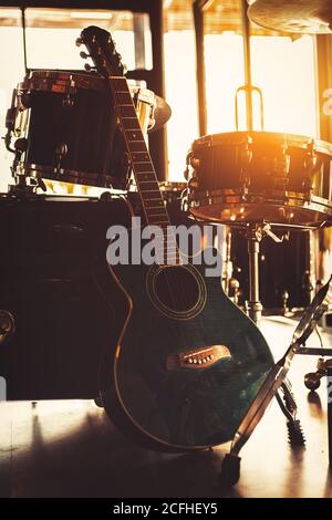 Guitare assise au sol et lumière du soleil au studio de musique. Banque D'Images