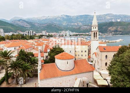 Vue sur la vieille ville de Budva: Vieux murs, bâtiments avec des toits de tuiles rouges - c'est quelque chose comme un mini-Dubrovnik en Croatie. Budva est l'un des bes Banque D'Images