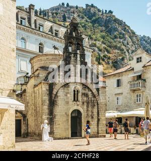 Kotor, Monténégro - 24 août 2017 : vue sur la cathédrale Saint-Tryphon, sur la place principale. Cette église sur la côte Adriatique est l'une des plus anciennes. Banque D'Images