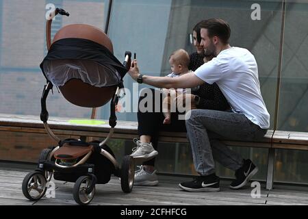 New York, États-Unis. Le 05septembre 2020. Un couple prend un selfie avec son bébé au High Line Park sur la section nouvellement ouverte, New York, NY, 5 septembre 2020. Le High Line Park a étendu l'accès au parc à la 30e rue après avoir récemment rouvert aux visiteurs avec plusieurs restrictions, y compris en s'inscrivant pour une fenêtre de temps espacée de 15 minutes, l'entrée seulement par la rue Gansevoort, en voyageant seulement sur un chemin à sens unique avec des marqueurs sociaux de distance et en sortant à la 23e rue. (Anthony Behar/Sipa USA) crédit: SIPA USA/Alay Live News Banque D'Images