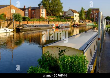 Canots à canots (Narrowboats) sur la rivière Avon lors d'une soirée en milieu d'été, Tewkesbury, Angleterre Banque D'Images